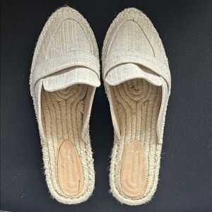 Shoedazzle Cream Textured Mules